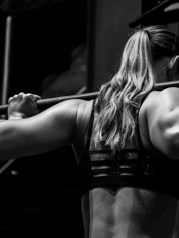 Kỹ thuật Squat đúng form giúp tối ưu hóa phát triển cơ chân và bảo vệ an toàn khớp gối