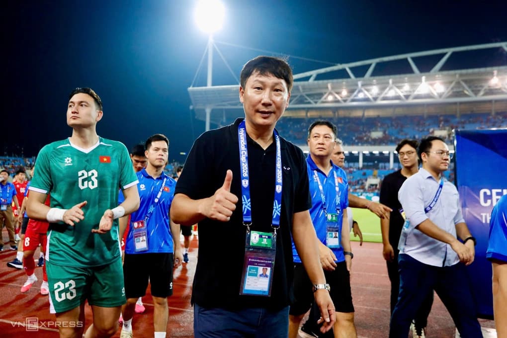 HLV Kim Sang-sik (áo đen) sau trận Việt Nam thắng Malaysia 2-0 ở lượt về bán kết ASEAN Cup 2026, trên sân Mỹ Đình, Hà Nội ngày 19/8/2026. Ảnh: Hai Tư